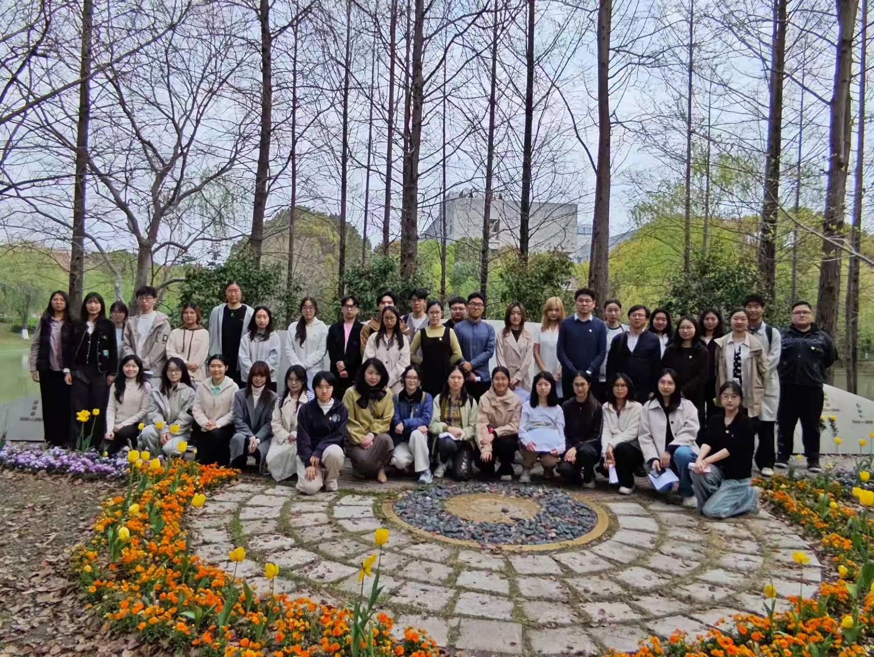 缅怀英烈承初心 砥砺奋进新征程--e8体育官网教工党支部与本科生党支部联合开展清明祭扫主题党日活动